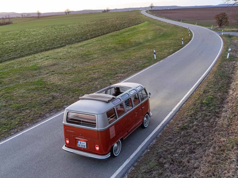VW e-BULLI elbil på landsväg