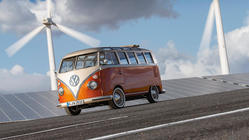 VW e-BULLI elbil framför vindkraftverk