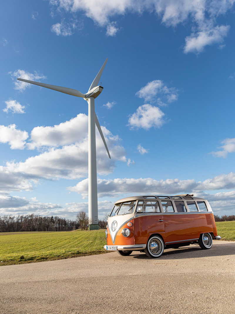VW e-BULLI elbil framför vindkraftverk