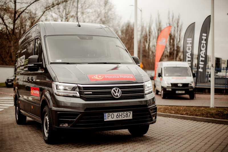 e-Crafter oklejony w logo Poczty Polskiej.