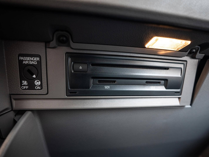 Compartimentos portaobjetos al interior de e-Crafter