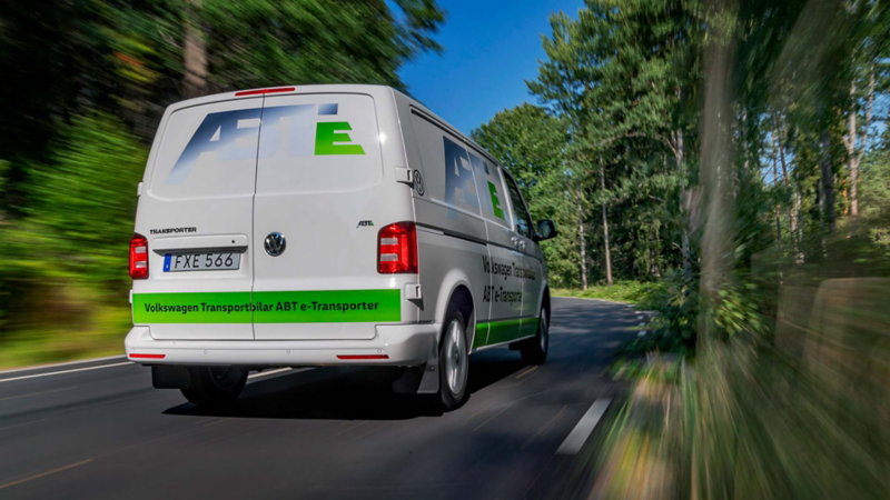 ABT e-Transporter eldriven skåpbil på en väg