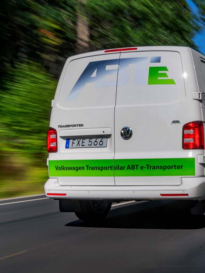 ABT e-Transporter eldriven skåpbil på en väg