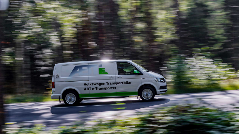 ABT e-Transporter på en väg sedd från sidan
