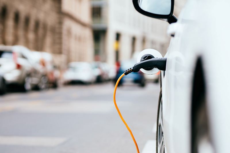 Das Ladekabel eines Elektroautos ist am Fahrzeug angeschlossen