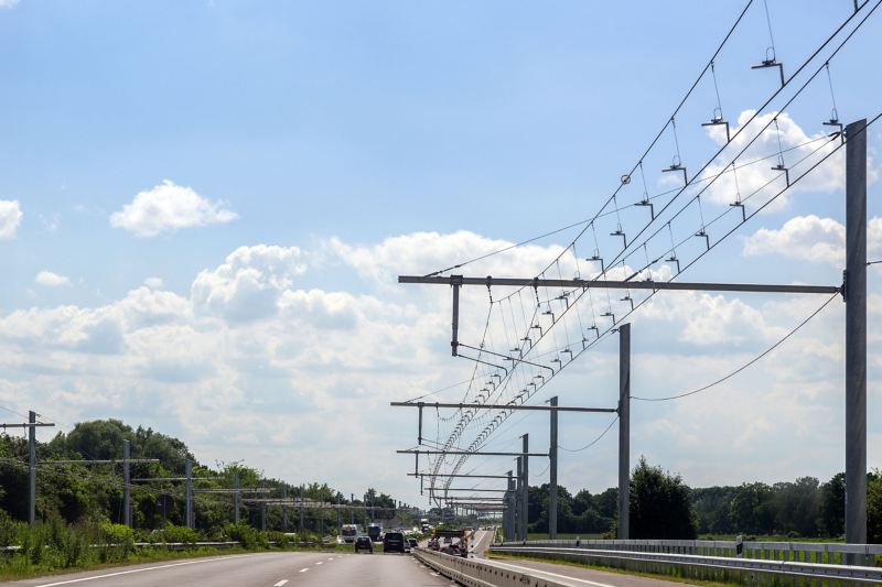 Autobahnstück mit separater Spur und elektrischer Oberleitung für E-Lastwagen