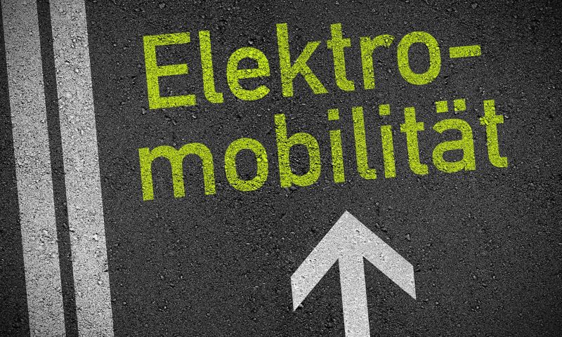 Straßenbeschriftung „Elektromobilität“ mit einem Pfeil
