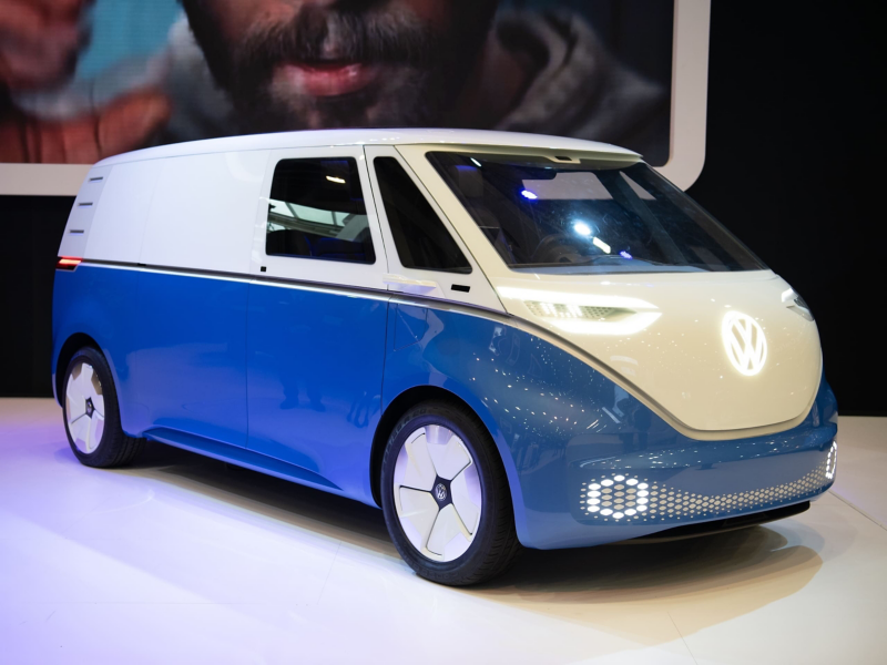 Koncepcyjny Volkswagen ID. Buzz Cargo w kolorze biało-niebieskim.