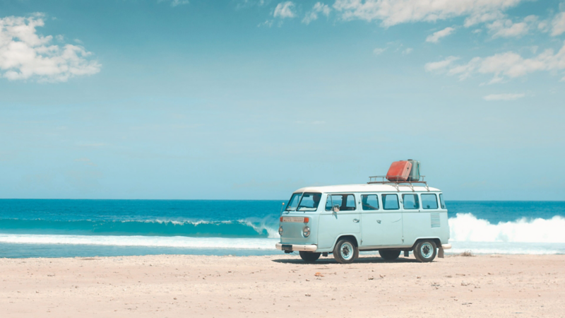 En retro VW folkabuss på stranden