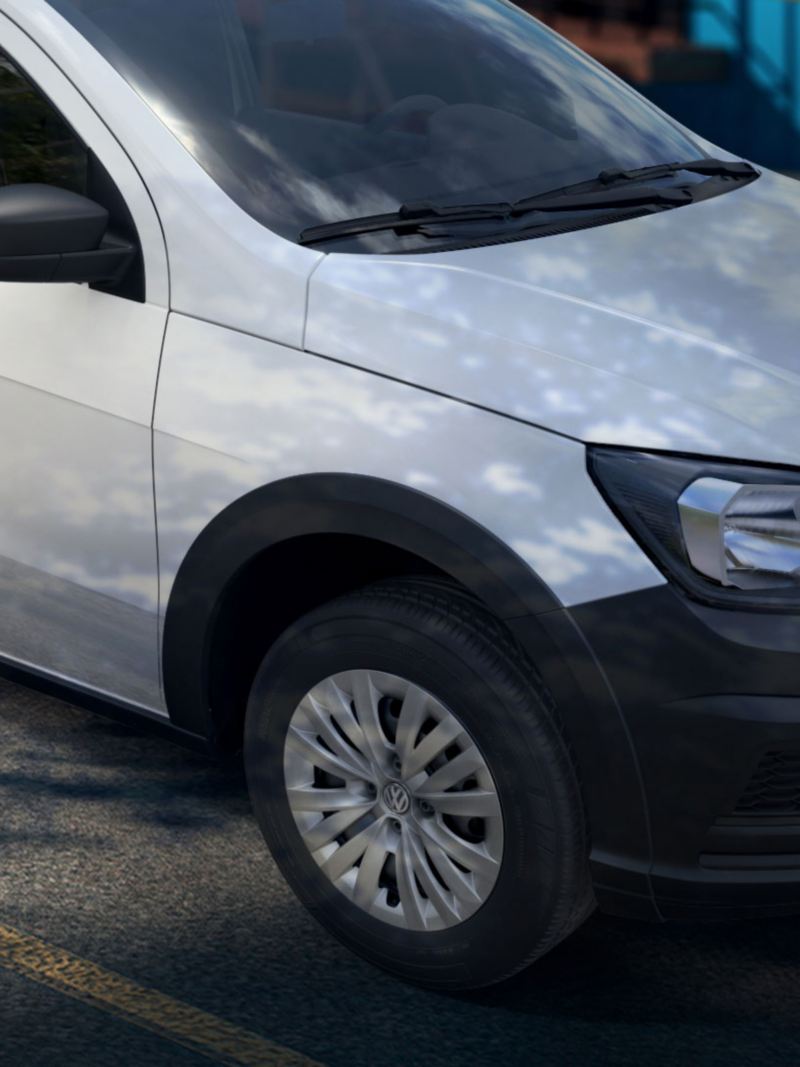 Imagen del exterior de la camioneta Volkswagen Saveiro 2022 con logo VW en la parte frontal