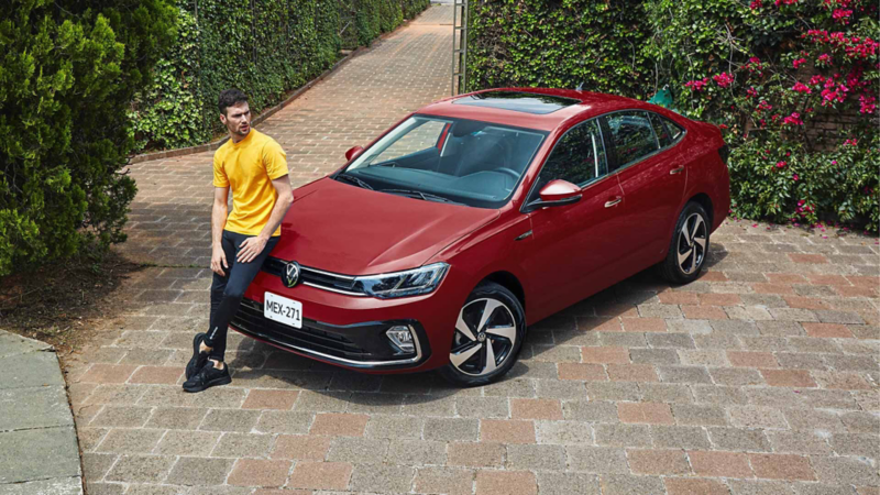 Volkswagen Virtus, carro sedán para 5 pasajeros en color exterior rojo. 