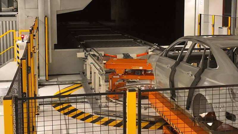 Auto está a punto de entrar al horno en nave de pintura, dentro de planta de Volkswagen en México. 