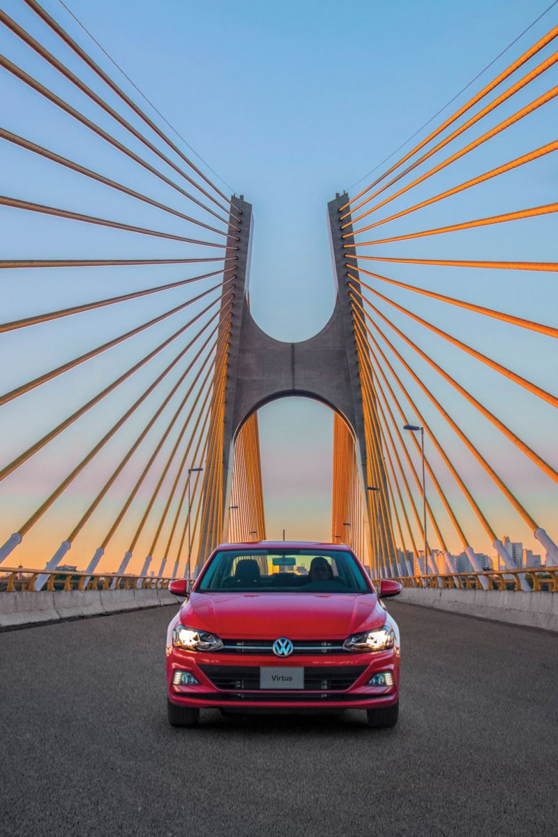 Auto VW Virtus 2022 atravesando puente en una ciudad