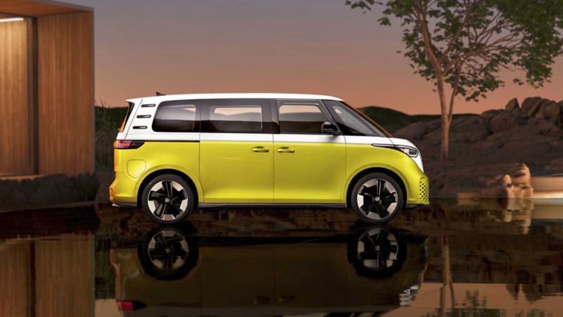 Volkswagen ID. Buzz. Van electrica 2022 en bi color, con tonos blanco y amarillo, ubicada en casa en el desierto.