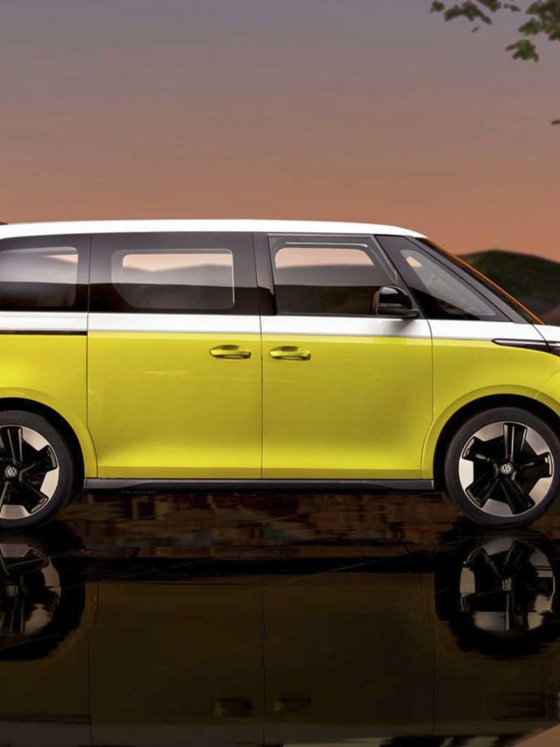 Volkswagen ID. Buzz. Van electrica 2022 en bi color, con tonos blanco y amarillo, ubicada en casa en el desierto.