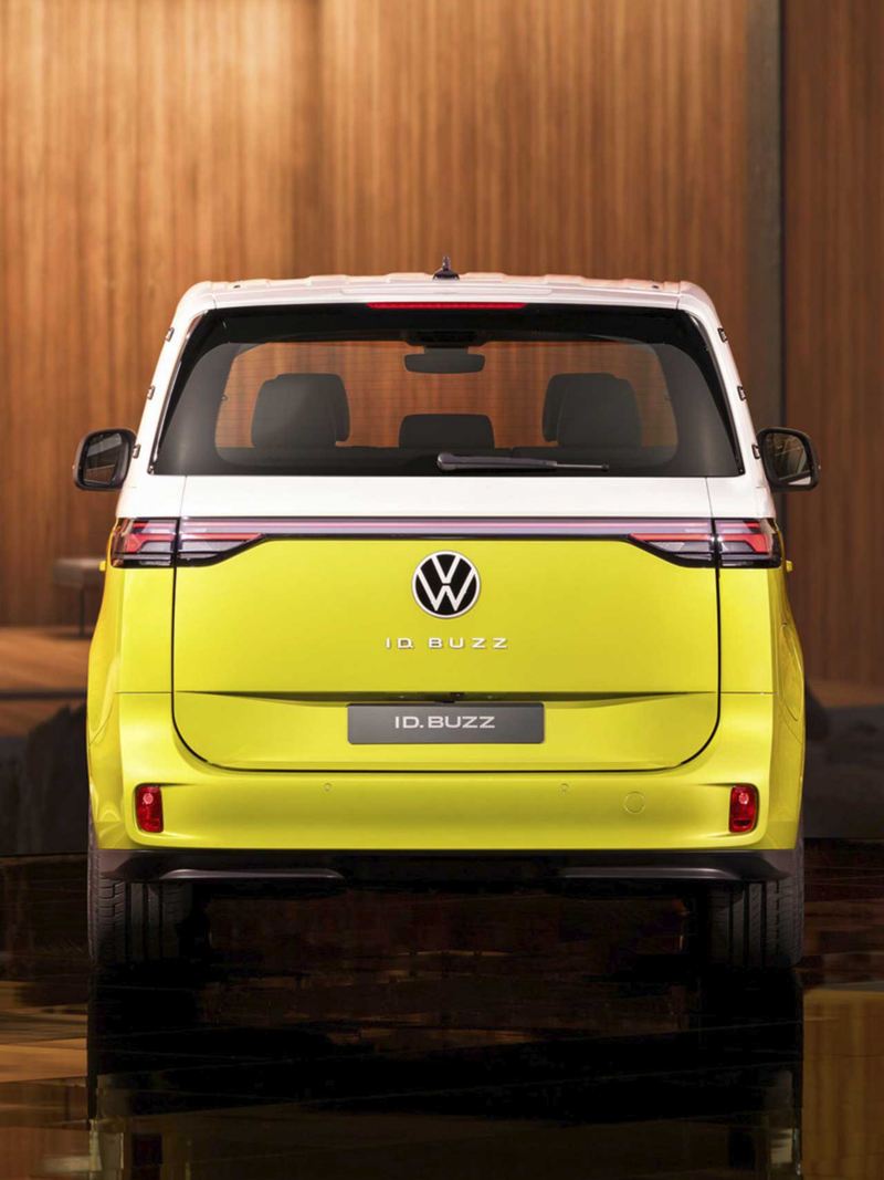 ID. Buzz de Volkswagen. Van eléctrica con colores amarillo y blanco. Vista a puerta de cajuela. 