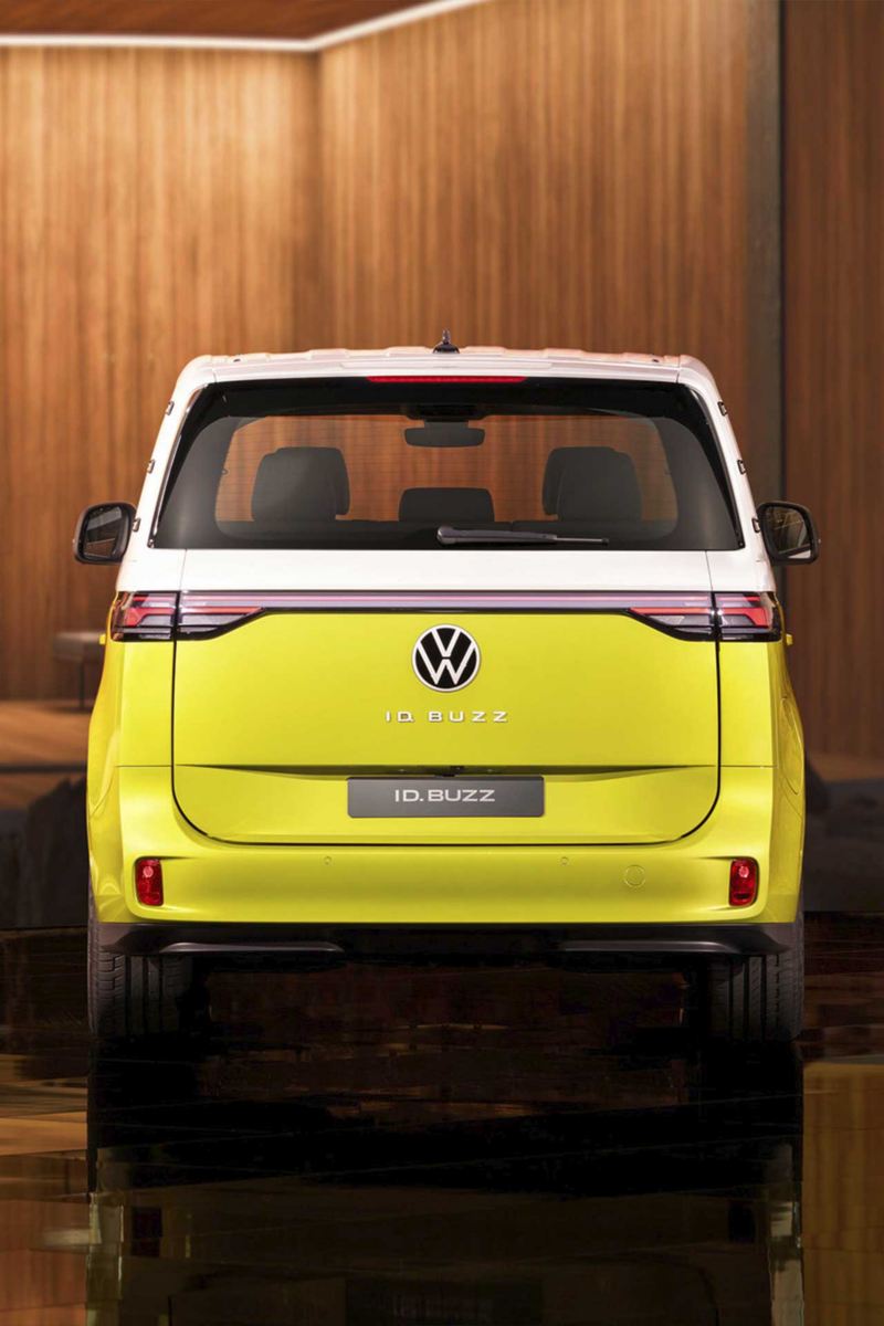 ID. Buzz de Volkswagen. Van eléctrica con colores amarillo y blanco. Vista a puerta de cajuela. 