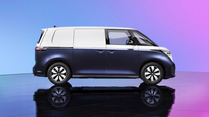 Volkswagen Id. Buzz. Van eléctrica en versión Cargo, en colores blanco y azul.
