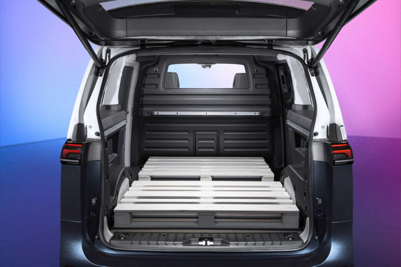 Van eléctrica de carga Volkswagen ID. Buzz. Interior de vehículo con espacio para transporte de mercancía. 