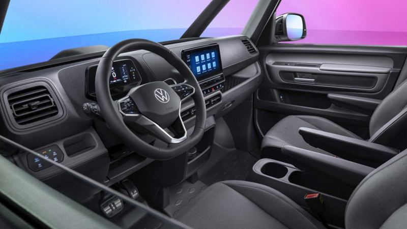 Interior de Volkswagen ID. Buzz versión Cargo, con asientos y revestimientos en color negro. 