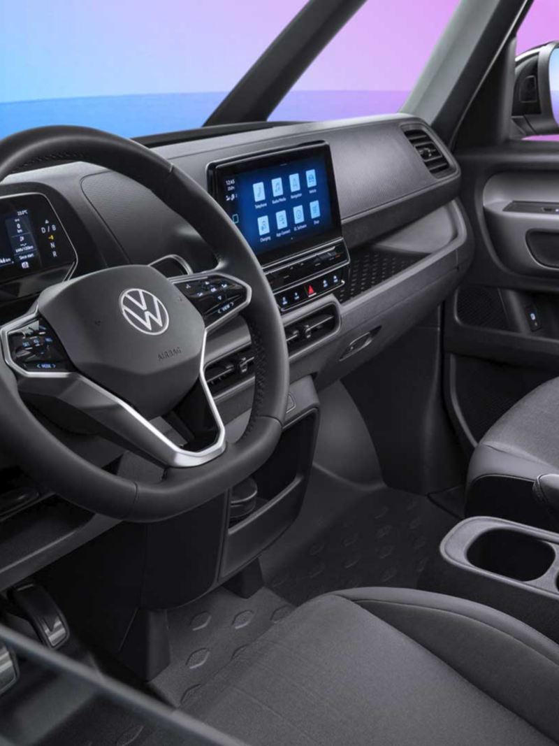 Interior de Volkswagen ID. Buzz versión Cargo, con asientos y revestimientos en color negro. 