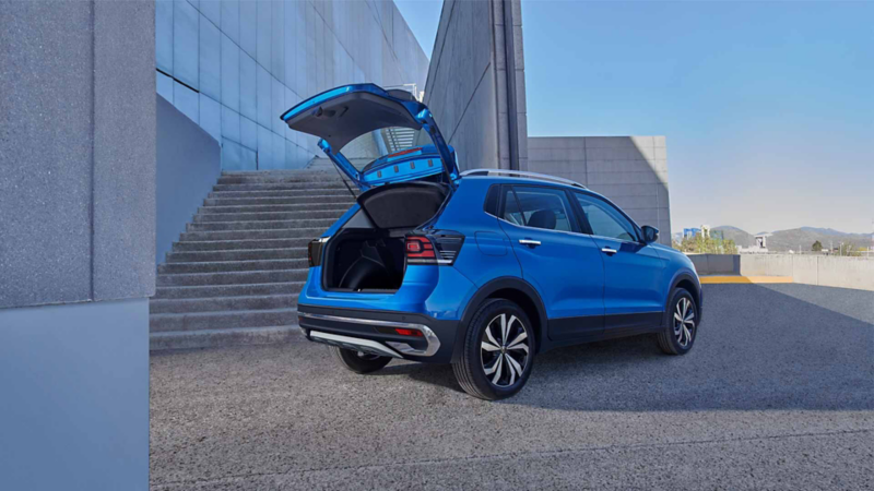 Cajuela abierta de Volkswagen Tiguan 2025, SUV compacto en color exterior azul.
