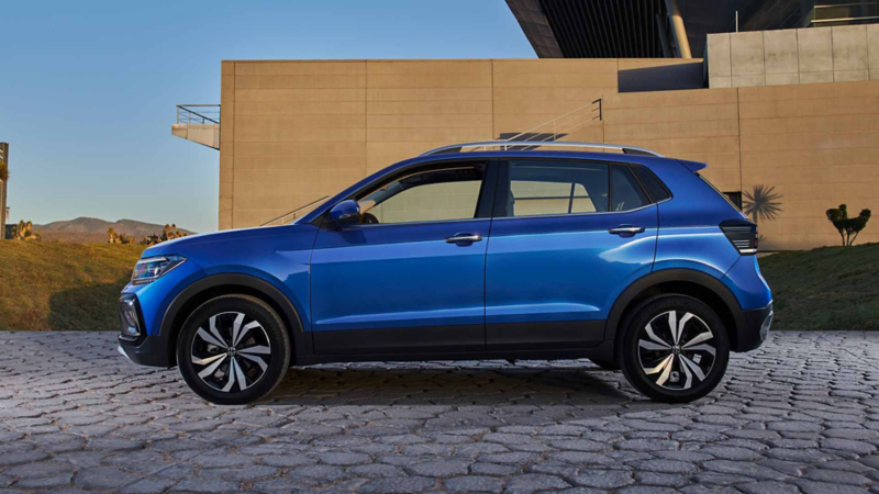 Taigun 2025. Vista lateral de camioneta SUV en color azul. 