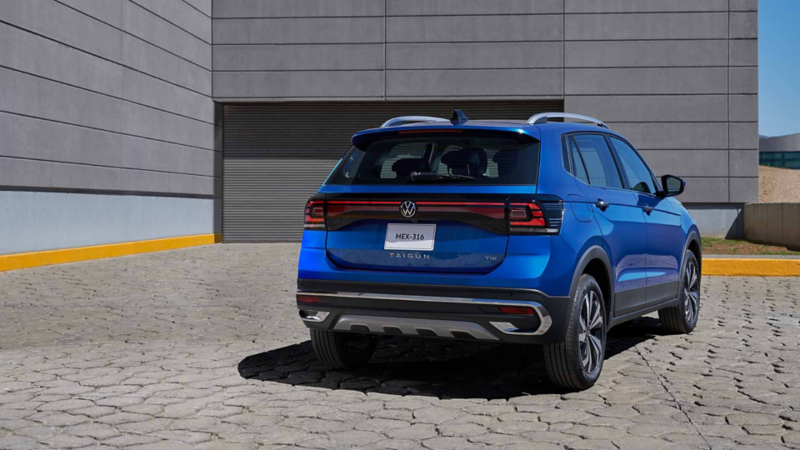 VW Taigun 2025. Vista trasera de camioneta SUV en color exterior azul. 