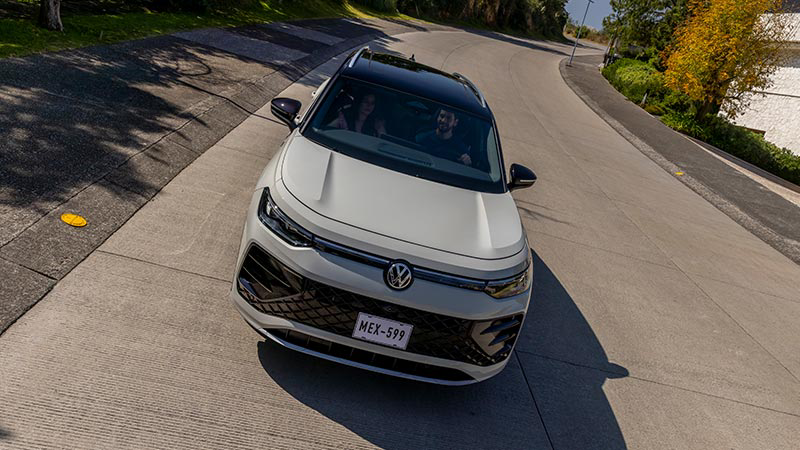 Volkswagen Tiguan 2025. Exterior de SUV familiar con techo corredizo y elementos superiores en color negro.