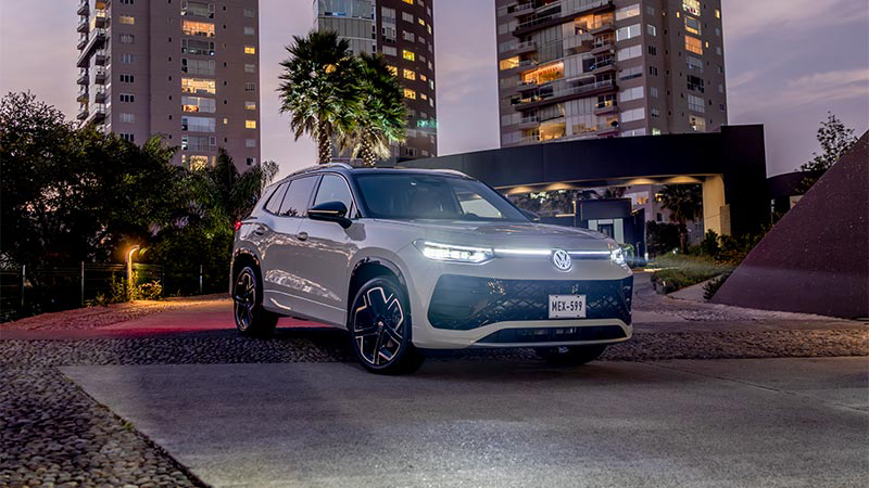 Volkswagen Tiguan 2025. SUV con elementos decorativos iluminados durante un atardecer. 