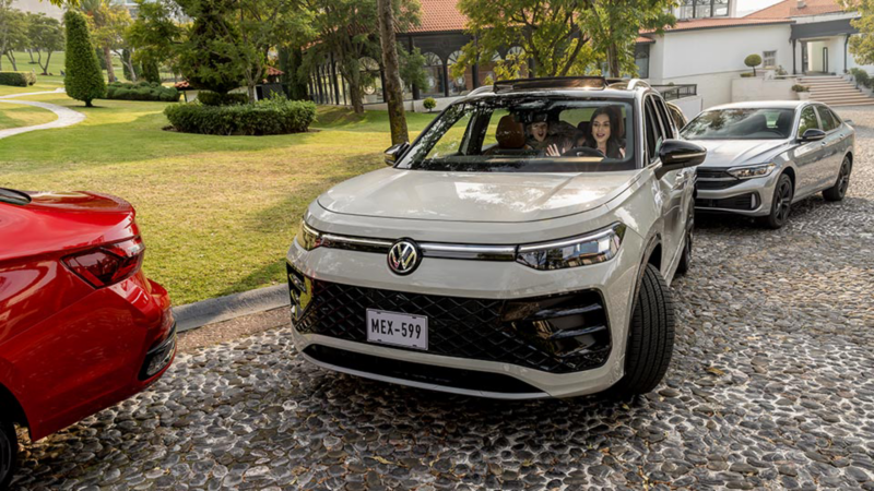 Volkswagen Nuevo Tiguan 2025 con mamá e hija en el interior de camioneta SUV. 