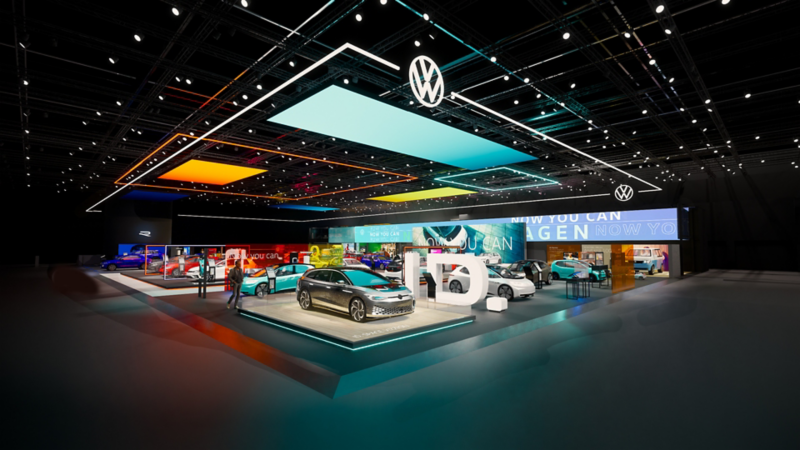 Camioneta SUV eléctrica de la familia ID. Volkswagen dentro de un salón de exhibiciones.