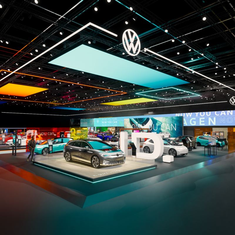 Camioneta SUV eléctrica de la familia ID. Volkswagen dentro de un salón de exhibiciones.