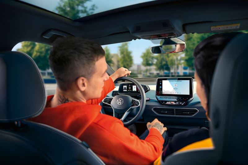Ein junges Paar sitzt in einem ID.3 von Volkswagen (Stromverbrauch kombiniert: 15,6–13,1 kWh/100 km (NEFZ); CO2-Emission kombiniert: 0 g/km; Effizienzklasse: A+)