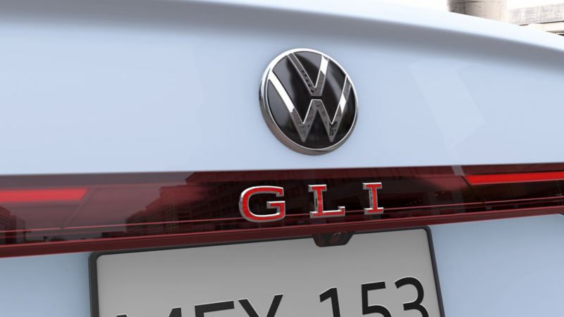 Logo VW y nombre de modelo GLI en la parte trasera de Volkswagen GLI 2025. 