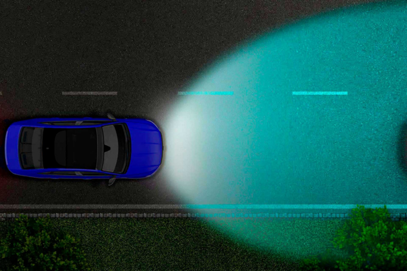 VW Jetta GLI 2024. Vista del Sistema Light Assist para conducir durante la noche.