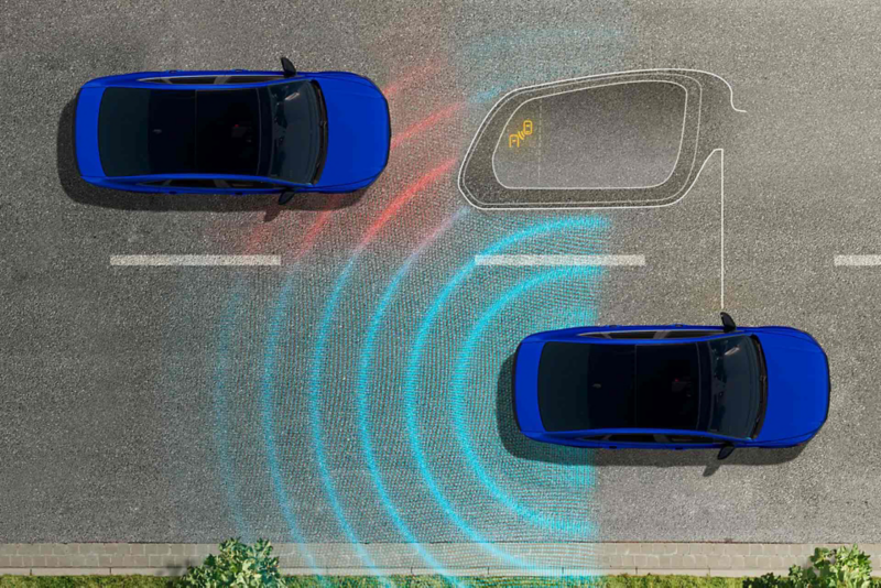 Nuevo Jetta GLI 2024. Vista del monitoreo de punto ciego con alerta de tráfico trasero.
