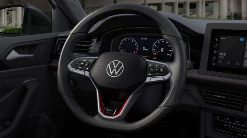 Volante GLI con tablero digital y pantalla de infoentretenimiento en Jetta GLI 2026 de VW.