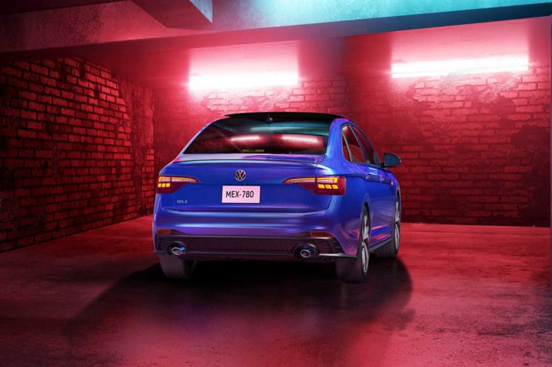 Vista de cajuela, luces y fascia trasera de VW Nuevo Jetta GLI 2022 color azul.