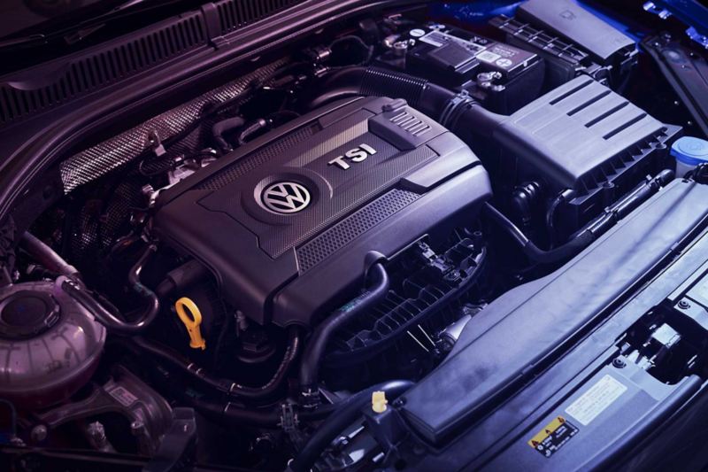 Motor de Nuevo Jetta GLI 2022 de 2.0 L TSI y 230 Hp con logos de Volkswagen y TSI.