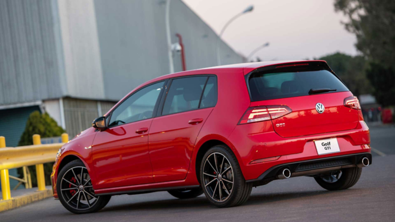 Volkswagen Golf GTI. Exterior trasero mostrando cajuela y emblemas. 
