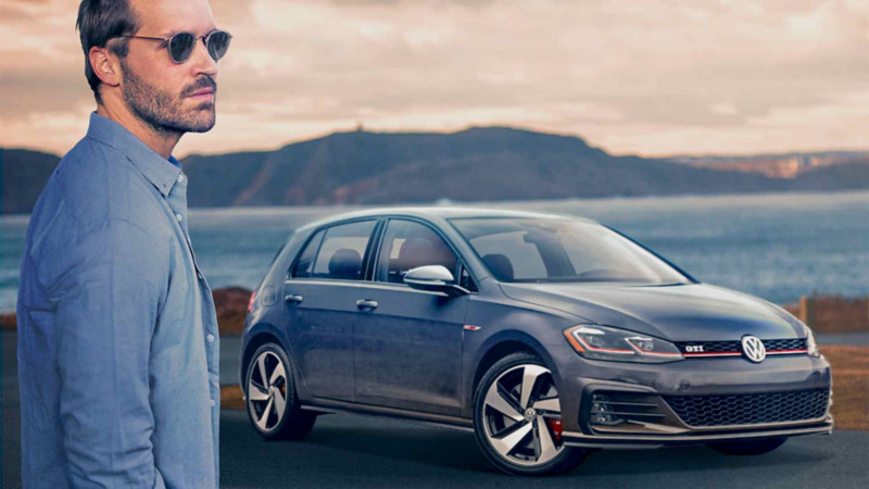 Hombre con lentes de sol frente a auto deportivo Golf GTI en color gris. 