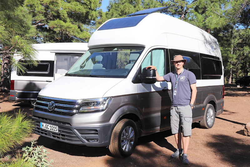 Alexander Rühland visar upp Volkswagen Grand California