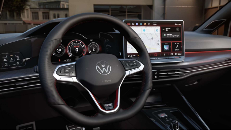 Interior de GTI 2024 con iluminación ambiental en puertas delanteras y tablero.