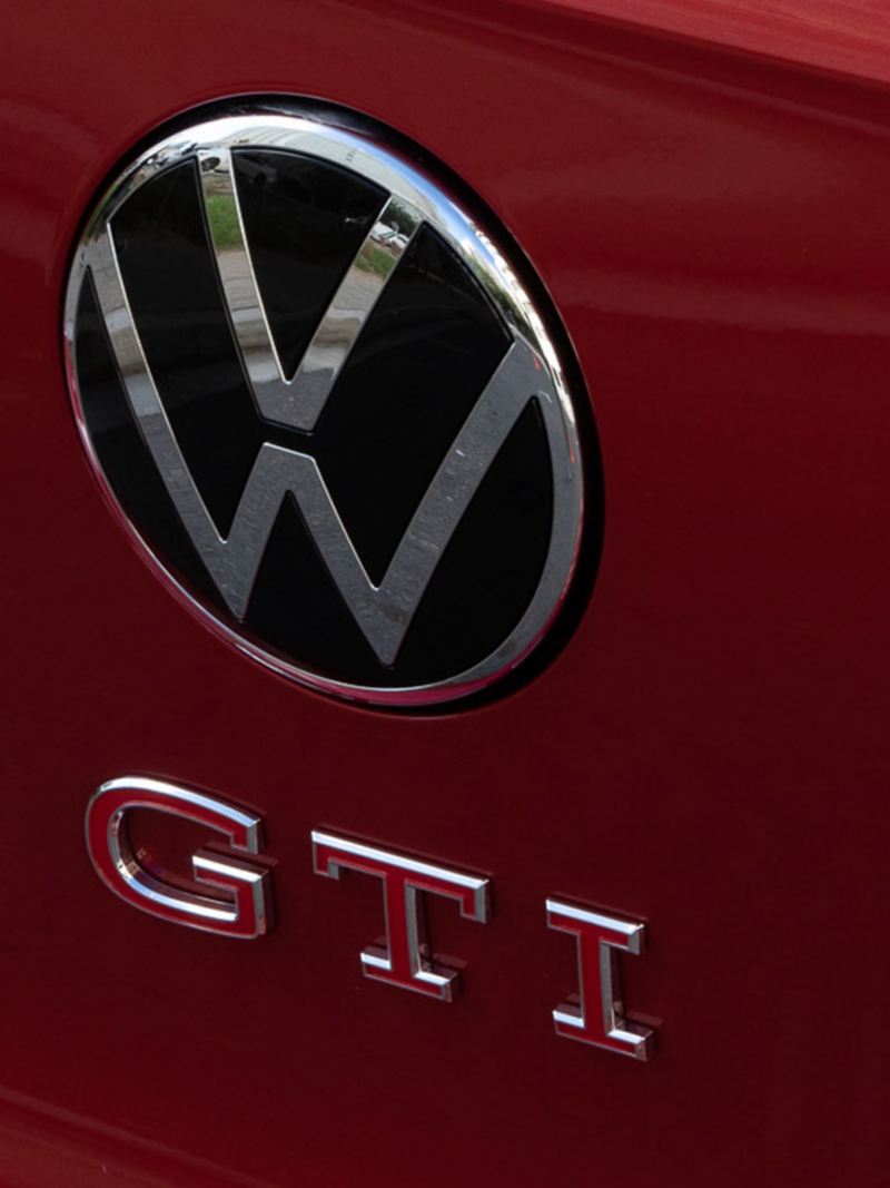 Logo Volkswagen y emblema de modelo en la puerta de cajuela de Golf GTI 2024. 