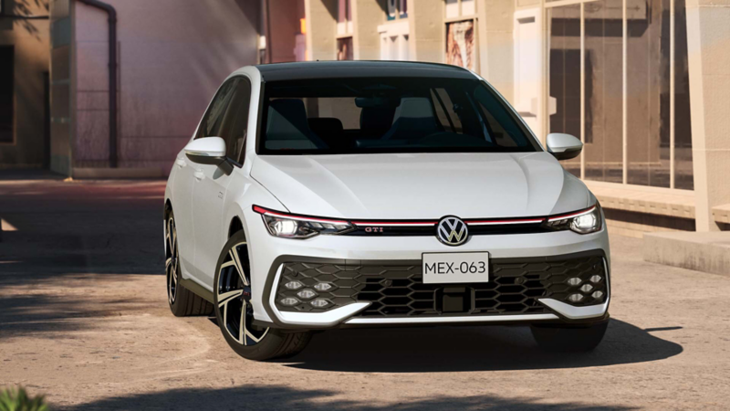 Golf GTI 2024 en color rojo circula dentro de avenida en la ciudad. 