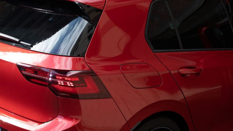 Golf GTI 2024. Faros traseros y puerta de cajuela en auto tipo hatchback. 