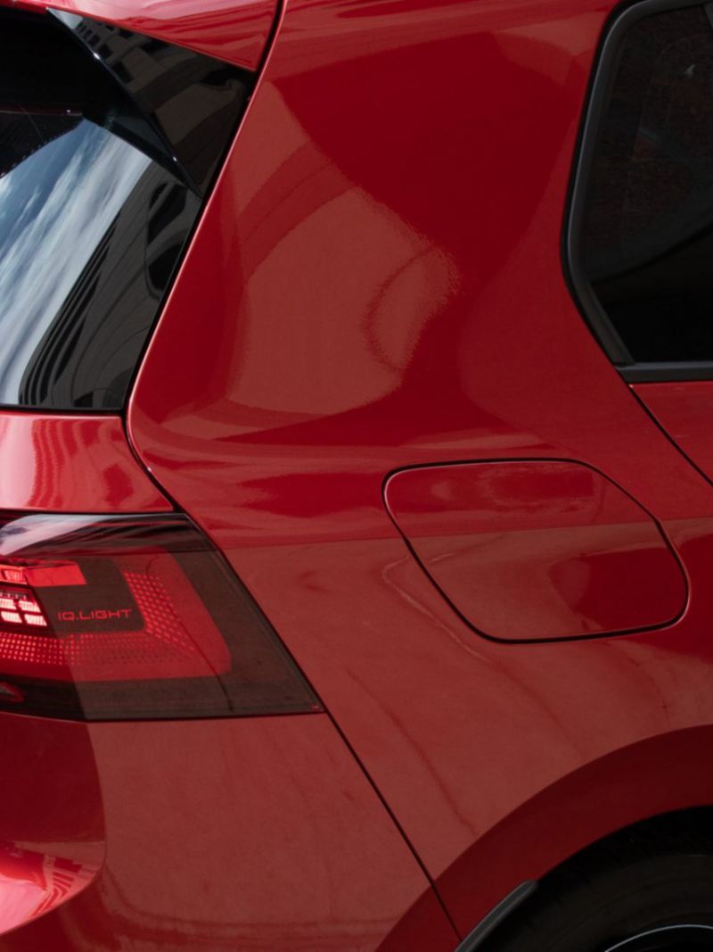 Golf GTI 2024. Faros traseros y puerta de cajuela en auto tipo hatchback. 