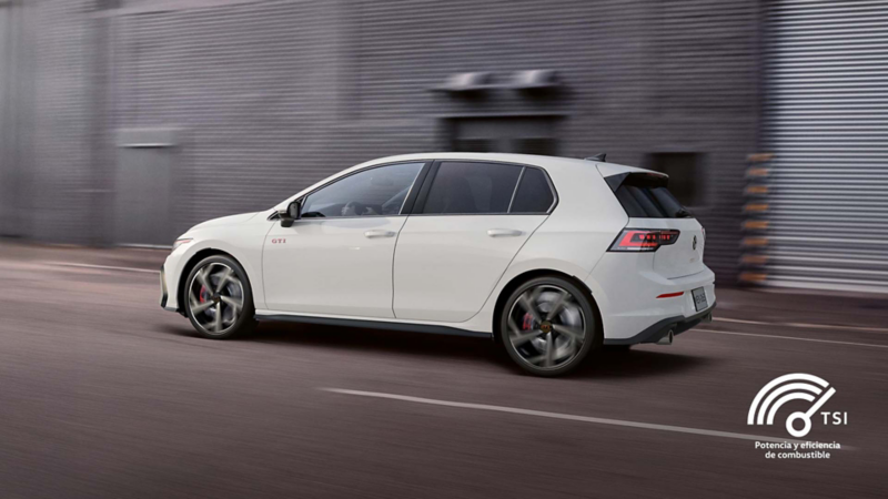 Carro Golf GTI en color blanco circula sobre una carretera. 