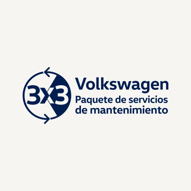 Técnico de Volkswagen muestra detalle de motor de automóvil a cliente.